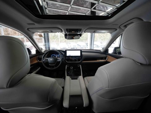 Used 2025 Toyota Grand Highlander Limited image 19