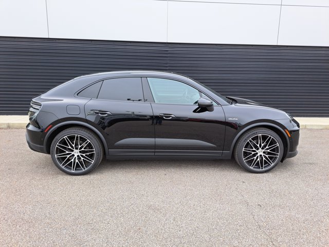 Used 2026 Porsche Macan Electric RWD image 8