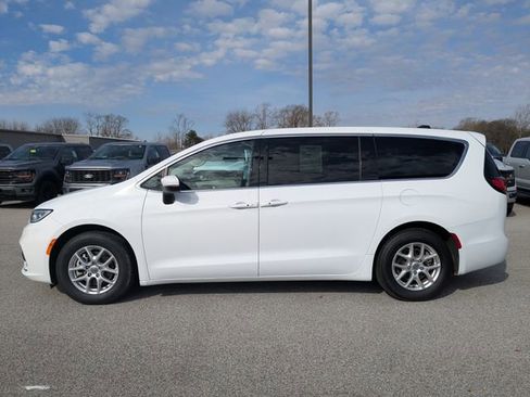 Used 2023 Chrysler Pacifica Touring-L image 16