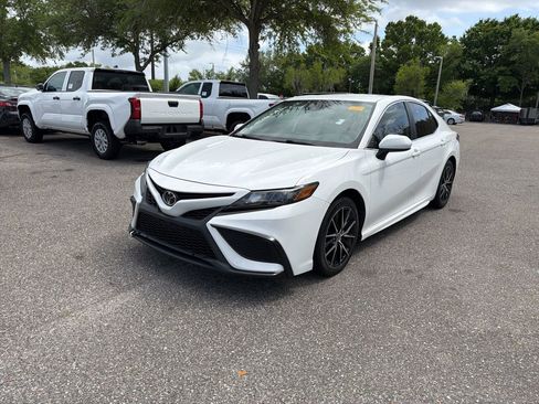 Used 2021 Toyota Camry SE image 1