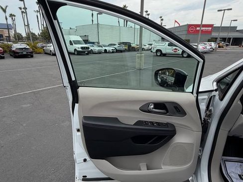 Used 2024 Chrysler Pacifica Touring-L FWD image 13