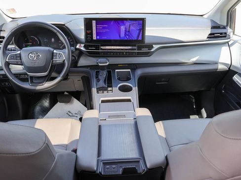 Used 2025 Toyota Sienna XLE FWD image 7
