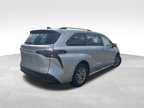 Used 2024 Toyota Sienna XLE image 5