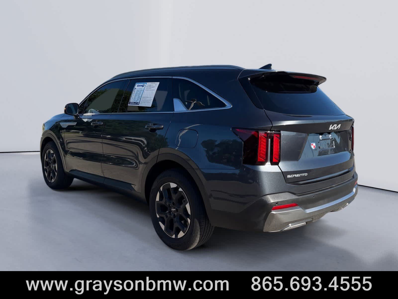 Used 2024 Kia Sorento S w/ Panoramic Sunroof Package FWD image 5