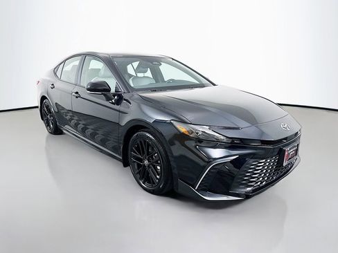 Used 2025 Toyota Camry SE image 3