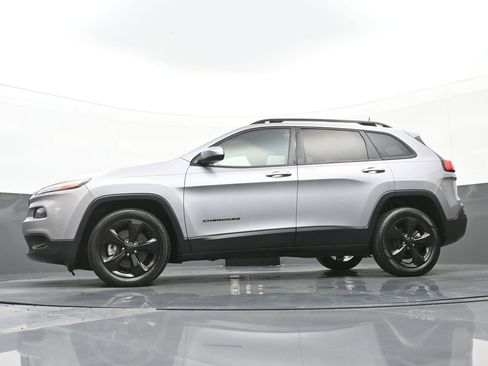 Used 2018 Jeep Cherokee Latitude w/ Altitude Package FWD image 43