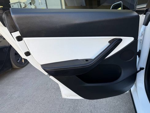 Used 2022 Tesla Model Y Long Range image 21