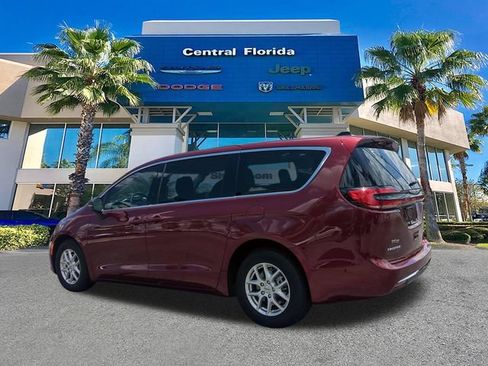 Used 2023 Chrysler Pacifica Touring-L FWD image 7