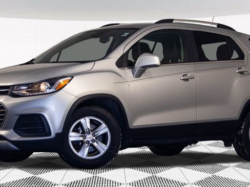 Used 2017 Chevrolet Trax LT w/ LT Convenience Package image 2