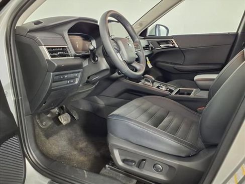 Used 2024 Mitsubishi Outlander SE image 10