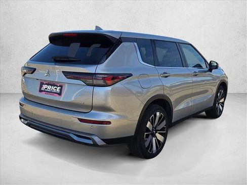 Used 2025 Mitsubishi Outlander SE image 5