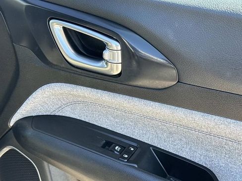 Used 2023 Jeep Compass Sport image 9