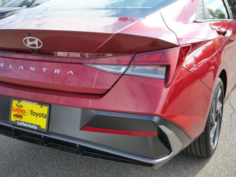 Used 2025 Hyundai Elantra SEL FWD image 17