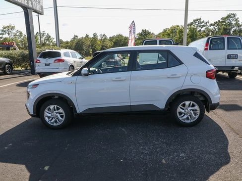 Used 2021 Hyundai Venue SE image 5
