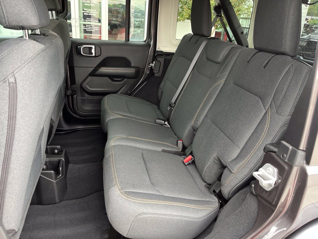 Used 2026 Jeep Wrangler Unlimited Sahara AWD/4WD image 16