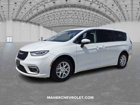 Used 2023 Chrysler Pacifica Touring-L FWD image 3