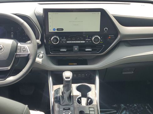 Used 2024 Toyota Highlander Limited AWD/4WD image 16