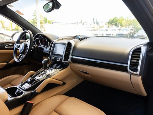 Used 2016 Porsche Cayenne w/ Premium Package image 23