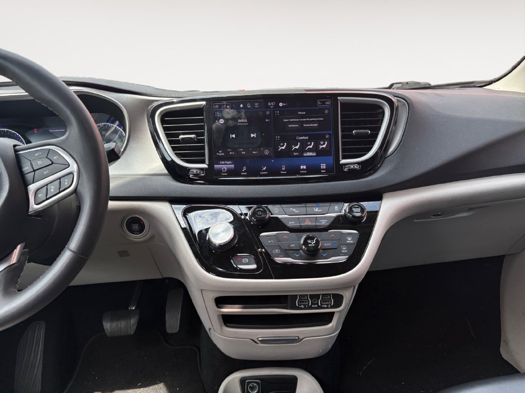 Used 2023 Chrysler Pacifica Touring-L FWD image 11