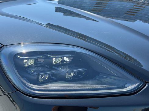 Certified 2025 Porsche Cayenne GTS AWD/4WD image 12