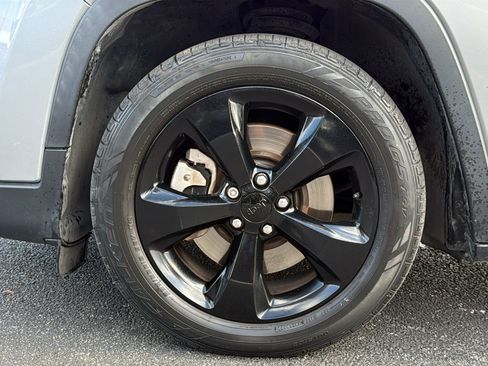 Used 2019 Jeep Cherokee Latitude Plus FWD image 29
