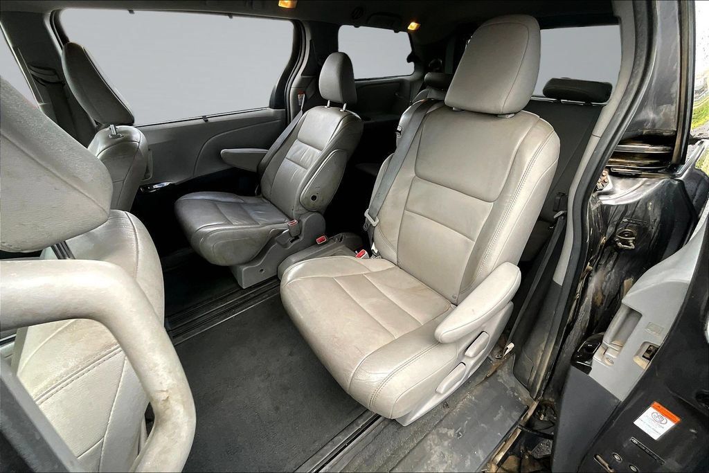 Used 2015 Toyota Sienna XLE FWD image 22