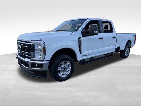 Used 2025 Ford F350 XLT image 3