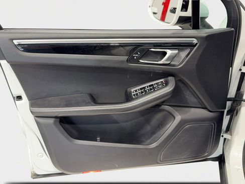 Used 2017 Porsche Macan image 11