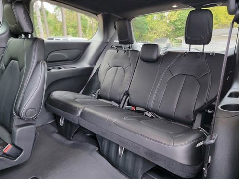Certified 2024 Chrysler Pacifica Touring-L w/ S Appearance Package image 22