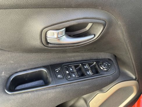 Used 2016 Jeep Renegade Latitude image 10