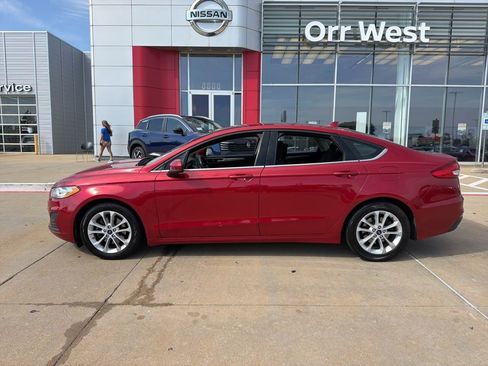 Used 2020 Ford Fusion SE FWD image 2