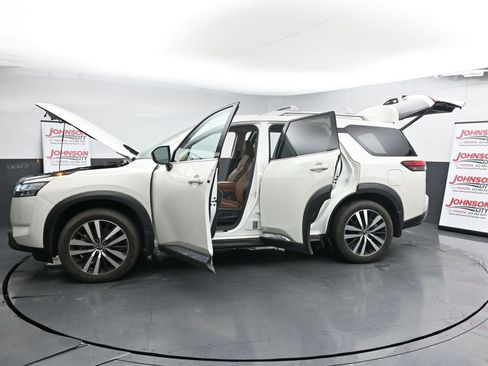 Used 2024 Nissan Pathfinder Platinum w/ Cargo Package image 28
