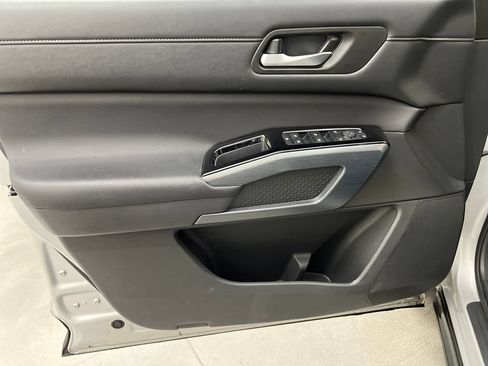 Used 2025 Nissan Pathfinder SL FWD image 14