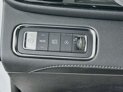 Used 2025 Buick Enclave Preferred FWD image 17