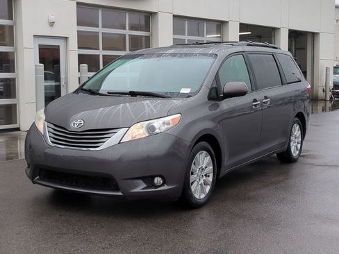 Used 2015 Toyota Sienna Limited image 10