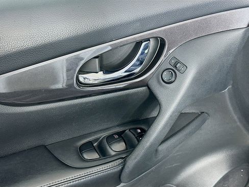 Used 2020 Nissan Rogue SV image 15