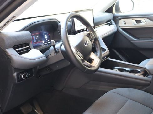 Used 2025 Ford Explorer Active AWD/4WD image 17