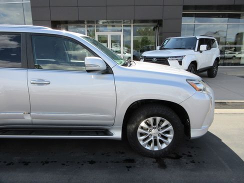 Used 2014 Lexus GX 460 w/ Premium Package AWD/4WD image 12