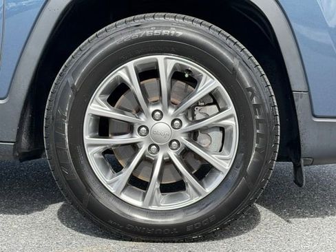 Used 2019 Jeep Cherokee Latitude Plus w/ Cold Weather Group AWD/4WD image 17