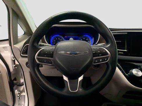Used 2019 Chrysler Pacifica Touring Plus w/ Advanced Safetytec Group FWD image 10