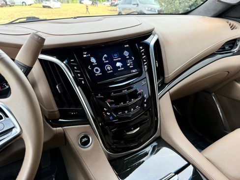 Used 2018 Cadillac Escalade ESV Platinum AWD/4WD image 43