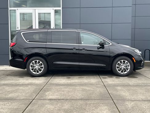 Used 2026 Chrysler Pacifica Limited image 2