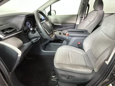 Used 2021 Toyota Sienna LE FWD image 12
