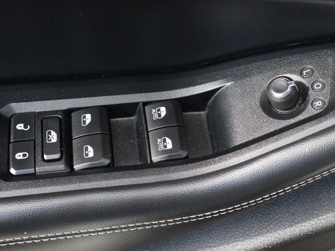 Used 2023 Jeep Grand Cherokee Limited image 17