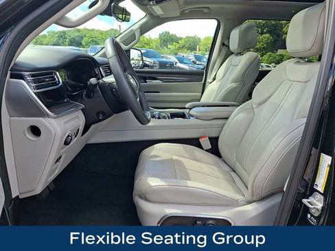 Used 2022 Jeep Wagoneer Series III w/ Premium Group I AWD/4WD image 2