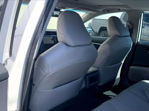 Used 2020 Toyota Camry SE w/ Sunroof Package FWD image 12