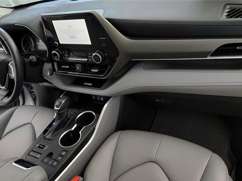 Certified 2024 Toyota Highlander XLE image 28
