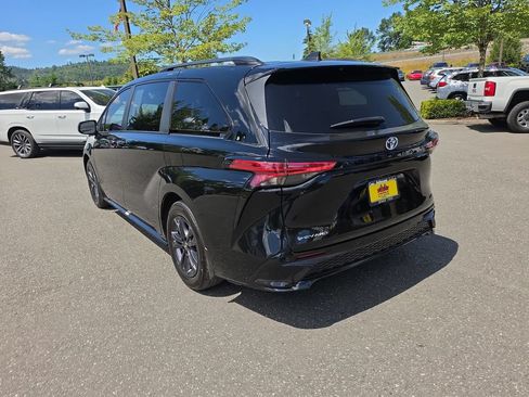 Used 2025 Toyota Sienna XSE AWD/4WD image 4
