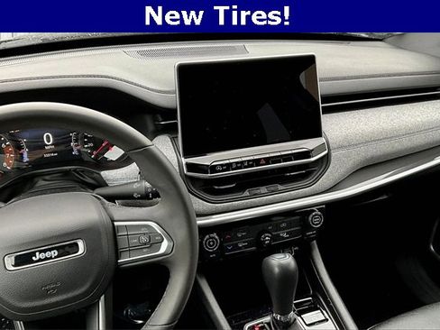 Used 2024 Jeep Compass Latitude image 9
