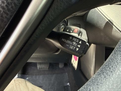 Used 2018 Toyota RAV4 LE FWD image 32